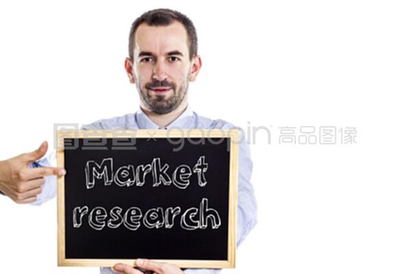 市場調查 有黑板的年輕商人如何洞察商機